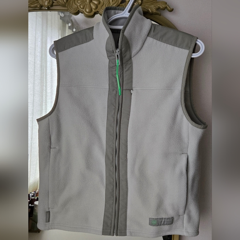 Under Armour vest medium